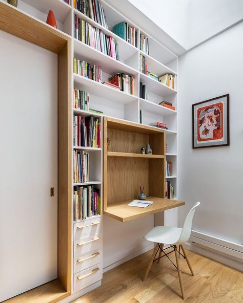 Bo Lee Architects on Instagram: “#BacktoSchool post 📚 📖 A built-in desk & bookshelf w/ oak portal door to the new 2nd bathroom. Photo by @kateglicksbergphoto • • •…” Desk And Bookshelves In Bedroom, Home Office Built Ins With Desk, Small Home Library Room, Duplex Townhouse, Diy Built In Shelves, Small Home Library, Built In Desk And Shelves, Desk Monitor, Home Office Built Ins