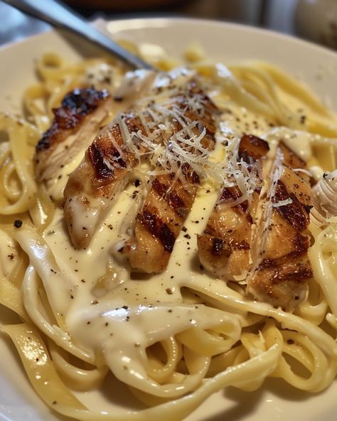 Italian Pasta With Chicken, Eating Pasta, Best Freeze Dried Food, Chicken Fettuccine Alfredo, Chicken Fettuccine, Pasta Water, Fettuccine Pasta, Italy Food, Fettuccine Alfredo