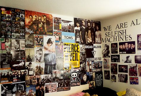 WHERE DO YOU FIND THESE KINDS OF POSTERS??!?!? Please comment if you know!! Emo Bedroom Ideas, Emo Bedroom, Emo Room, Punk Room, Grunge Bedroom, Diy Room Decor For Teens, Tumblr Rooms, Grunge Room, Dream House Rooms