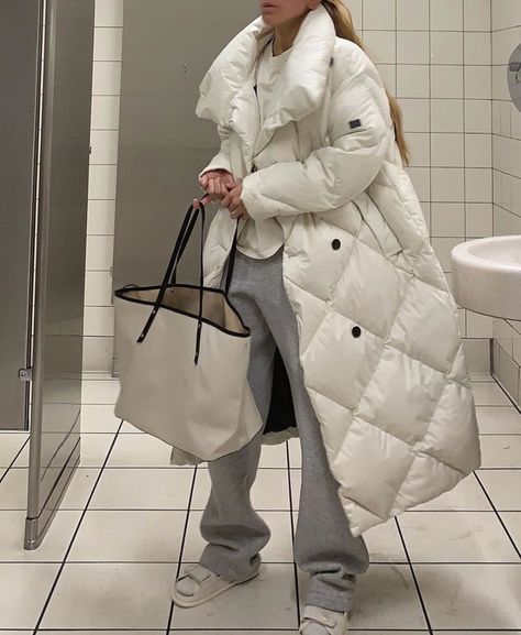 Long Puffer Jacket Outfit, Winter Long Coat, Puffer Jacket Outfit, Long Puffer Jacket, Long Puffer Coat, Long Puffer, Style Inspiration Winter, White Coat, Winter Trends