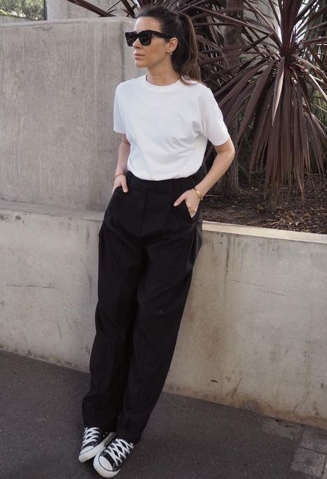 Normcore Work Outfit, White Tshirt And Pants Outfit Women, Basic Black And White Outfits, Minimalist Black And White Outfit, Minimalist Tomboy Style, Minimalist Tomboy Outfits, Boyish Work Outfit, White Tshirt Black Pants Outfit Women, Boyish Chic Outfits