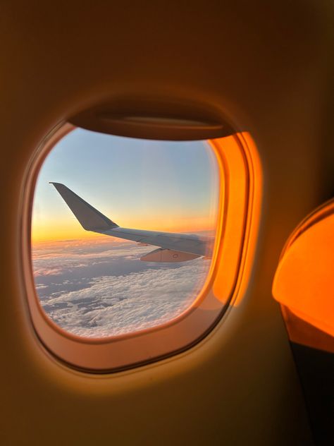 Horizon Painting, Airport Aesthetic, Airplane Window, Cloud Drawing, Sunset View, Summer Memories, Cute Wallpaper For Phone, Night Aesthetic, Aesthetic Images