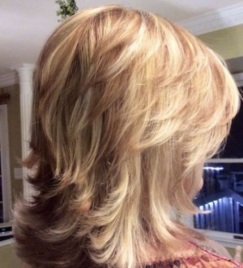 Medium Hair Layered Haircuts For Women, Over 60 Bob Hairstyles For Women, Layered Hair Cuts For Thinner Hair, Meduim Hair Cuts, Feather Haircut Medium, Rachel Hairstyle, Feathered Hairstyles Medium, Shag Haircuts For Women, Short Stacked Hair