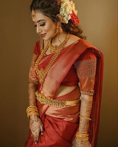 traditional south indian bridal look in red pattu saree Bridal Red Saree, Red Pattu Saree, South Indian Bridal Look, Simple Bridal Hairstyle, Indian Bride Saree, Indian Bridal Look, South Indian Wedding Saree, South Indian Bride Saree, Red Sari