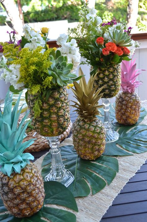 Pineapple Tablescape, Luau Centerpieces, Pineapple Centerpiece, Pineapple Palm Tree, Diy Pineapple, Pineapple Theme, Tropical Floral Arrangements, Tropical Flower Arrangements, Pineapple Flowers