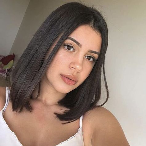 Women Short Bob, Brown Bob, Shoulder Length Bob, Hair Inspiration Short, Shot Hair Styles, Shoulder Length Hair Cuts, Haircuts Straight Hair, Middle Part, Bob Wig