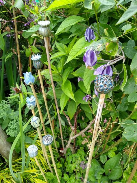 Ceramic Garden Cane Toppers, Cane Toppers Garden, Bird Ceramics, Animal Ceramics, Garden Pottery, Ceramics Ideas, Mediterranean Garden, Back Gardens, Pottery Ideas