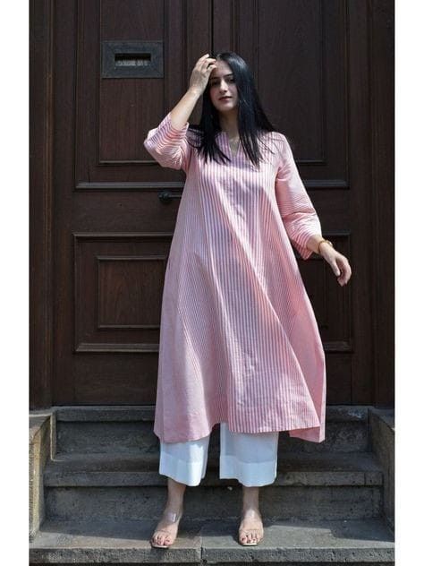 Round Kurta Designs, Cotton Round Kurti Designs, Cotton Suits For College, New Style Kurti Design 2024, New Design Kurti For Women, Jorjet Suit Design New, India Casual Outfit, Frock Type Kurti Designs, Cute Kurti Designs