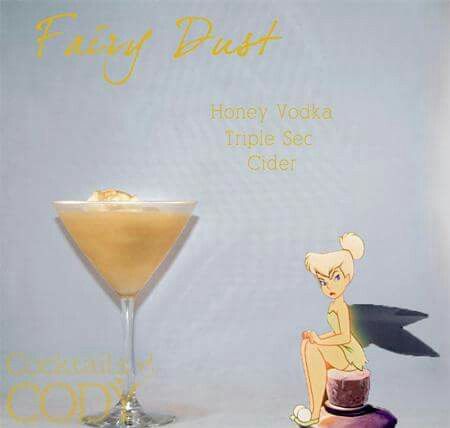 Fairy Dust (Tinkerbell) = Honey Vodka + Triple Sec + Cider Tinkerbell Cocktail, Disney Alcoholic Drinks, Disney Inspired Cocktails, Disney Cocktails, Cocktail Original, Disney Drinks, Coctails Recipes, Disney Theme Party, Themed Drinks