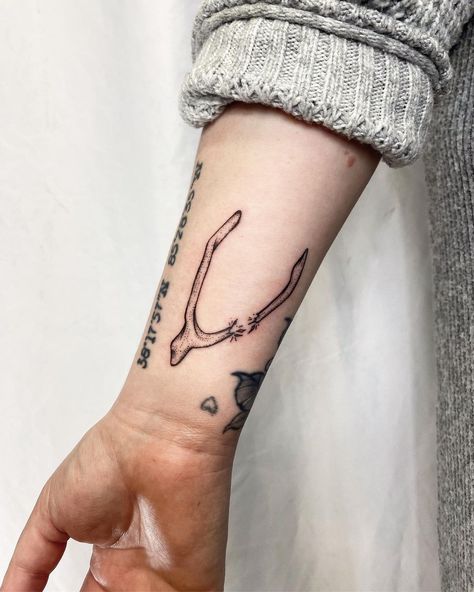 Wishing Bone Tattoo, 4 Person Matching Tattoos, Prospective Tattoo, Bones Tattoo Ideas, Wish Bone Tattoo, Customize Character, Wishbone Tattoo, Witchy Tattoos, Anatomy Tattoo