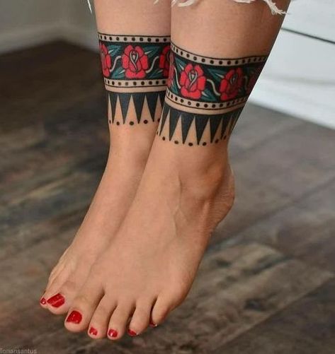 Traditional Tattoo Wrist, Traditional Tattoo Arm, Arm Cuff Tattoo, Colour Tattoo For Women, Tattoo Band, Cuff Tattoo, Wrist Tattoo Ideas, Traditional Tattoo Inspiration, Chihiro Y Haku