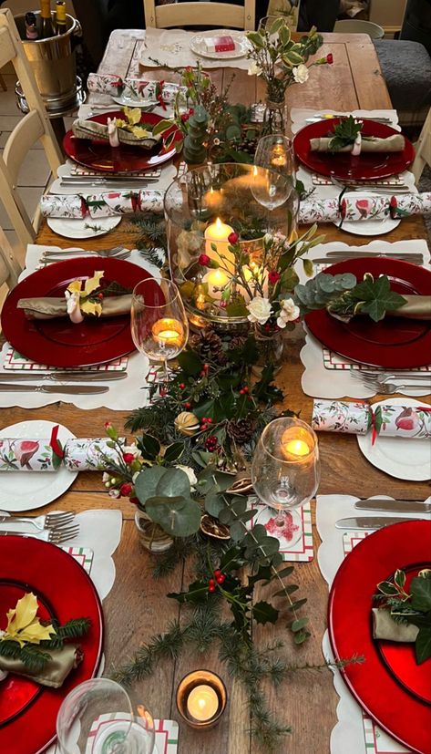 Long Table Christmas Decorations, Christmas Dining Table Decor Red, Red And Gold Christmas Table Setting, Christmas Table Settings Elegant Red, Entertaining Food Ideas, Christmas Dinner Table Decorations, Red Christmas Table, Dinner Table Decorations, Christmas Dining Room Decor