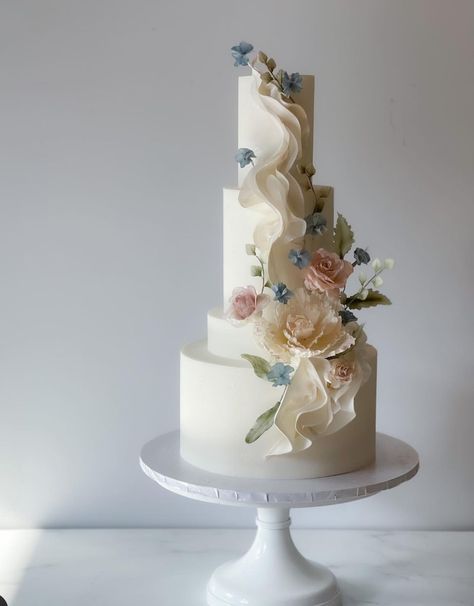 Modern Wedding Cake Flowers, Pastel Wedding Cake Ideas, Wedding Cake Flower Decoration, Wedding Cakes 2024 Trends, French Wedding Cake, Wedding Cake Modern, Wedding Cake Chic, Modern Wedding Cake Designs, Wedding Cake Elegant