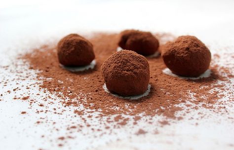 chocolate truffles Dessert Balls, How To Study Physics, Sweet Bites, Tart Pan, Delish Recipes, Bittersweet Chocolate, Vegetarian Food, Homemade Christmas Gifts, Sweet Chocolate