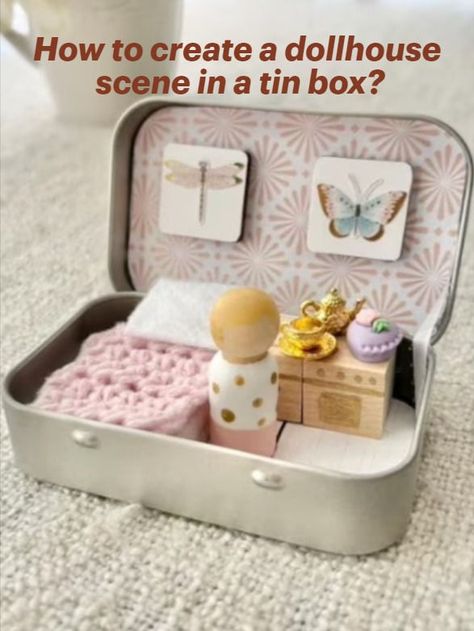 dollhouse in a tin box Altoid Tin Doll, Altoid Dollhouse, Altoid Tin Ideas Miniatures, Treasure Box Ideas, Peg Doll House, Miniature Kits, Miniature Scenes, Christmas 2025, Mint Tins