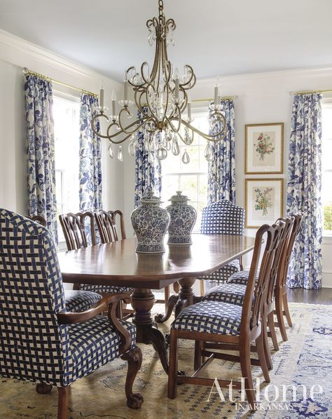 Navy Blue Dining Rooms, Sophisticated Cottage, Dining Porch, Dining Room Decor Traditional, Blue Dining Room, Millennial Decor, Traditional Ideas, Southern Decor, Traditional Dining Rooms