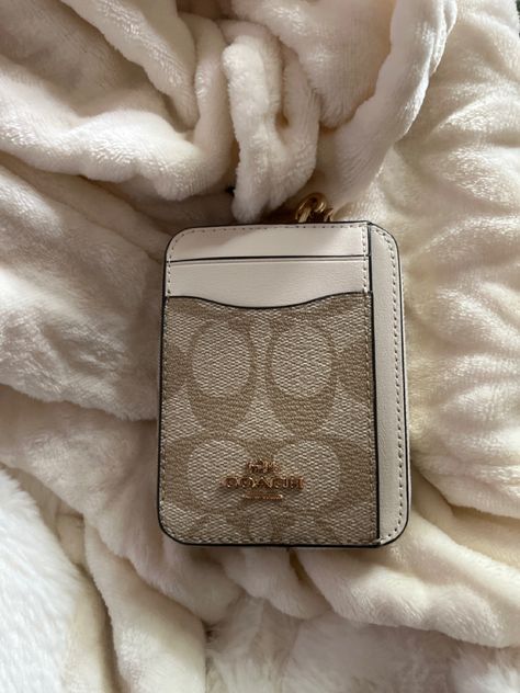 Pretty Wallet Aesthetic, Zip Card Case Coach, Coach Wallet Aesthetic, Car Keychain Ideas, Wallet Aesthetic, Girly Car Accessories, Luxury Bags Collection, Purse Essentials, Handbag Essentials