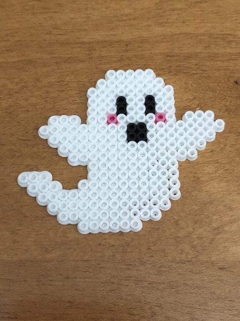 Perler bead ghost using mini beads Perler Bead Halloween Ideas, Halloween Themed Perler Beads, Mini Perler Bead Patterns Halloween, Halloween Beads Ideas, Perler Bead Patterns Ghost, Perler Halloween Pattern, Perler Bead Art Halloween, Fall Perler Bead Ideas, Peeler Beads Halloween