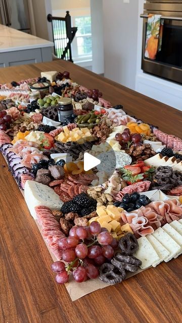 Baltimore Charcuterie | Christin on Instagram: "Annual company party vibes 😍🧀 #boardsinabox #charcuterie #charcuterieboard #charcuterieboards #cheeseboardsofinstagram #charcuteriebox #food #foodporn #baltimorefood #baltimoreeats #explorepage #baltimorefoodies #baltimorefoodscene #baltimorecharcuterie #plattersoftheworld #charcuterieclass #charcuterieclasses #baltimoresmallbusiness #Baltimoresmallbusinesswomen #yelpbaltimore #grazingtable #grazingtables #charcuterietable" Snack Buffet Table, Shakouri Board Ideas, Extra Large Charcuterie Board Ideas, Bread Tray Ideas Display, Ham Platter Presentation, Luxury Charcuterie Board, Cheeseboard Platter Ideas, Presentation Plateau Charcuterie, Chacuritie Board Ideas