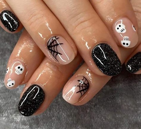 Nail Art Halloween, Halloween Nails Easy, Halloween Press On Nails, Cute Halloween Nails, Long Nail Designs, Spider Webs, Halloween Nail Designs, Halloween Nail, Short Nail Designs