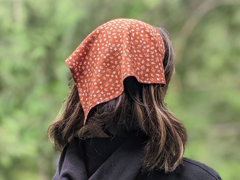 Headcovering Pattern, Headscarf Tutorial, Diy Head Scarf, Bandana Folding, Kerchief Headband, Kerchief Pattern, Scarf Sewing Pattern, Bandanas Diy, Kerchief Hair