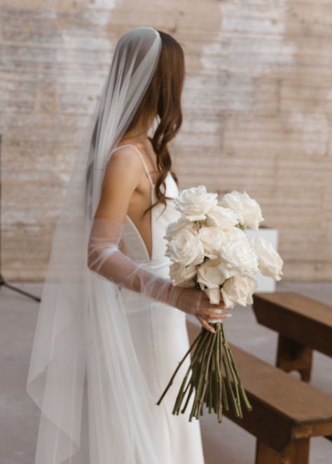 Modern Simple Wedding Bouquet, Long Stem White Roses Wedding Bouquet, Plain White Rose Bouquet, White Long Stem Roses, Bride Bouquets Roses, Long Stem Bridal Bouquet Simple, Long Stemmed White Rose Bouquet, Wedding Bouquet Long Stem, Bridal Bouquet Classic Elegant