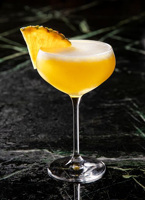 Cocktail With Pineapple, Pineapple Martini, Pineapple Cocktails, Liquid Therapy, Vodka Cocktails Easy, Cocktail Inspiration, Pineapple Ginger, Pineapple Cocktail, Pineapple Punch