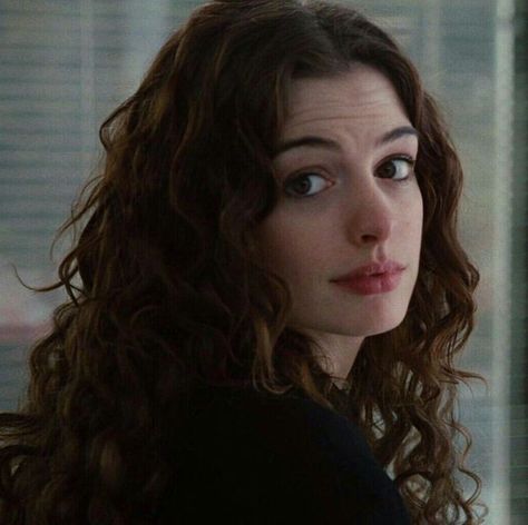 fernanda★ My Celebrity Vibe, Curly Hair Movie Characters, Anna Hatteway, Anne Hathaway Eyes, How Pinterest Sees Me Celebrity, Anne Hathaway Aesthetic Icon, Young Anne Hathaway, Anne Hathaway Characters, Anne Hathaway Aesthetic