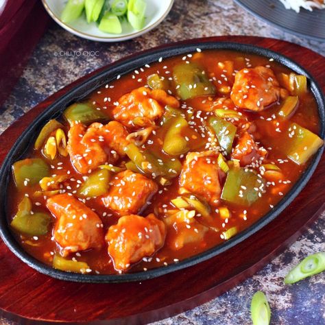 Crispy fried chicken pieces are tossed in a sweet and savoury sauce Manchurian Chicken, Fried Chicken Pieces, Chicken Manchurian, Garlic Sauce For Chicken, Manchurian Recipe, Chinese Chicken Recipes, Hot And Sour Soup, Recipe For Chicken, Chicken Pieces