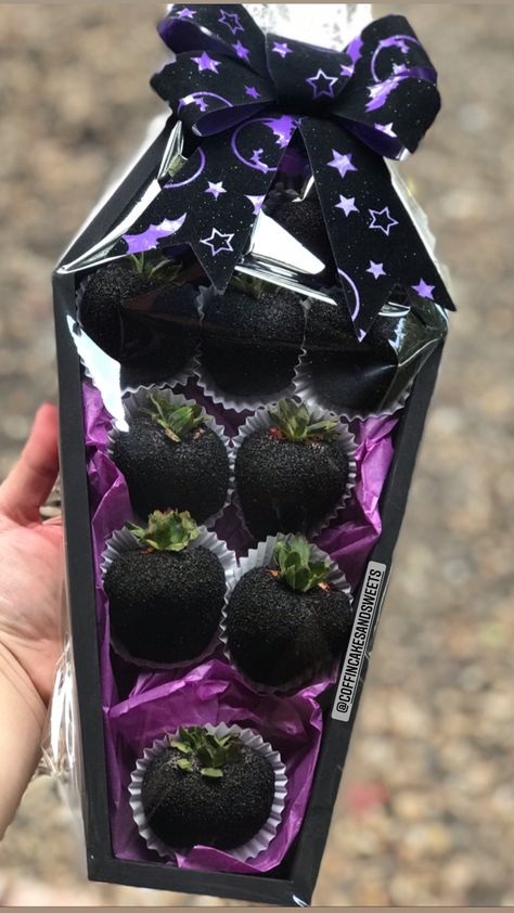 Black sugar and chocolate covered strawberries in a coffin keepsake box. Confetti Spaghetti, Halloween Strawberries, Halloween Chocolate Covered Strawberries, Berry Ideas, Chocolate Strawberries Bouquet, Coffin Treats, Strawberries Bouquet, Strawberry Ideas, Strawberry Sweets