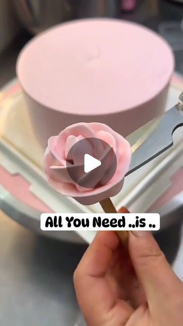 Cake Decoration Tutorial, Rosette Cakes, Buttercream Flowers Tutorial, Buttercream Roses, Quick Cake, Icing Techniques, Rosette Cake, Cake Artist, Buttercream Flowers