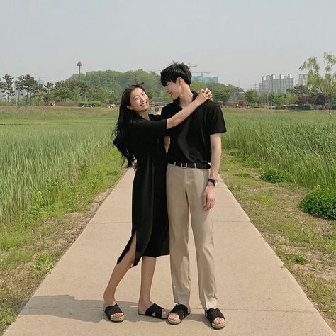 Photobox Ideas Pose Couple, Couple Ootd, Ootd Couple, Korean Couple Photoshoot, Couple Outfit Ideas, Couple Fits, Couples Outfit, Couple Dress, Cute Couple Outfits