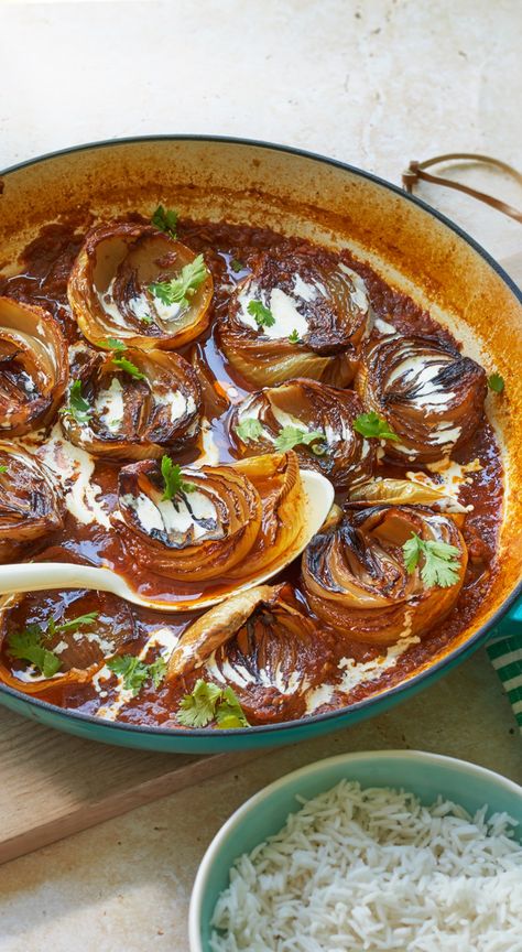 A cast iron casserole with halved onions, caramelised in a curry sauce with cream and coriander on top Sides For Curry, Picky Bits, Onion Curry, Curry Vegetarian, Chicken Curry Recipe Easy, Nadiya Hussain, Winter Cooking, Asian Vegetables, Roasted Onions