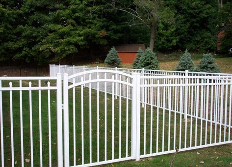 3 rail white aluminum fence style canterbury with self-closing arched gate - Ketcham Fence Aluminum Fence Ideas, Arched Gate, Hedges Landscaping, Aluminum Fencing, Glass Fence, Fence Installation, Aluminum Decking, Fence Styles, Wrought Iron Fences