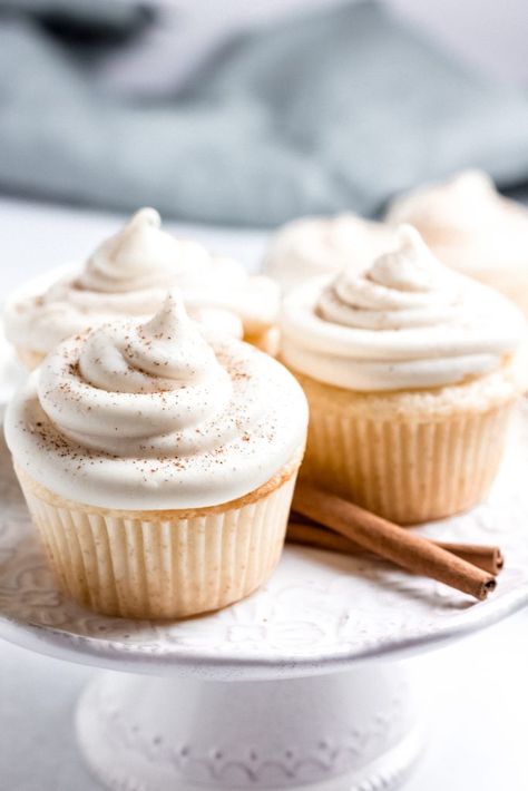 Vanilla buttermilk cupcakes with maple cream cheese frosting are a fall twist on a simple classic. Get the easy recipe for this delicious dessert at joeats.net! #cupcakes #vanillacupcakes #dessert #holidaydesserts #joeats Buttermilk Cupcakes, Honey Cupcakes, Caramel Apple Cupcakes, Caramel Apples Easy, I Heart Naptime, Cream Cupcakes, Cupcake Flavors, Orange Recipes, Yummy Cupcakes