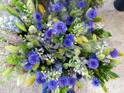 Spring Bouquets with Bachelor Buttons - one of the few true blue flowers Bachelor Button Flower, Bachelors Button, Bachelor Button Flowers, Flowers Farm, Cut Flower Farm, Bachelor Buttons, Button Bouquet, Rustic Flowers, Spring Bouquet