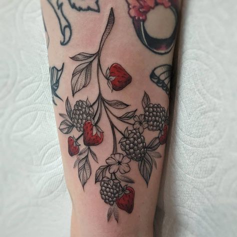 Line Work Strawberry Tattoo, Red And Black Strawberry Tattoo, Wild Strawberry Tattoo Black And White, Strawberry Vine Tattoo Black And White, Vintage Strawberry Tattoo, Black Strawberry Tattoo, Strawberry Knee Tattoo, Strawberry Bush Tattoo, Raspberry Tattoo Minimalist