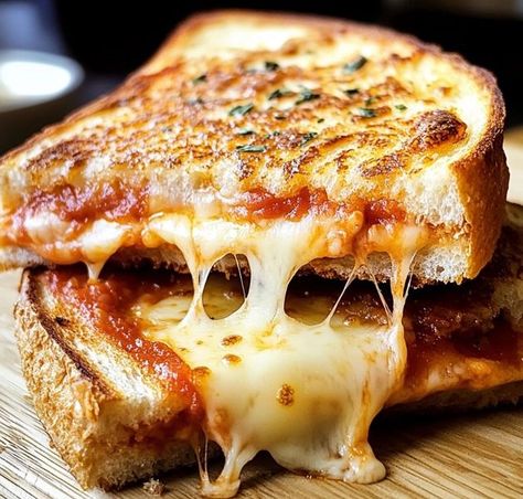 Sandwich Melt, Blended Coffee Recipes, Pizza Grilled Cheese Recipes, Fried Pizza, Sandwich Melts, Crispy Bread, Pizza Grilled Cheese, Classic Grilled Cheese, Cheesy Pizza