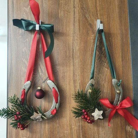 Horse Christmas Decorations, Horseshoe Christmas Decorations, Christmas Horseshoe Crafts, Horshoe Crafts, Horseshoe Crafts Diy, Western Christmas Decorations, Horseshoe Wreath, Horseshoe Gifts, Horseshoe Crafts Projects