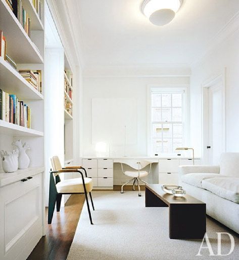 All white study with home office area with built-in desk. Lee Mindel and Peter Shelton. #homeoffice #interiordesign #whitedecor Client Meeting, Bright Office, La House, Simple Office, Future Office, Meeting Space, Manhattan Apartment, White Office, Work Spaces