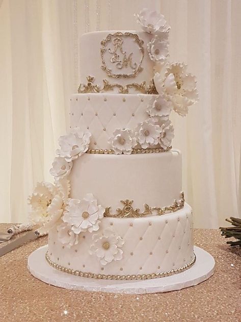 Wedding Cake Designs With Gold, White And Gold Quinceanera Cake, Wedding Cake Designs Gold And White, Gold And White Cake Wedding, Quince Cake Designs, White And Rose Gold Wedding Cake, Champagne And White Wedding Cake, 3 Tier Wedding Cakes Elegant Romantic, White Quince Cake