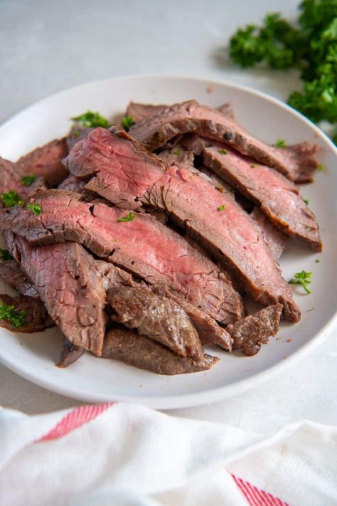 Marinated Skirt Steak, Easy Delicious Dinners, Flank Steak Recipes, Grilled Flank Steak, Skirt Steak, Family Cooking, Flank Steak, Carne Asada, Delicious Dinner