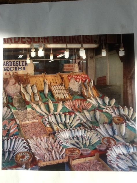 Display design at its finest from a fish monger Fish Monger Shop, Fish Shop Aesthetic, Fish Market Aesthetic, Fish Display, Monoprint Art, Market Stall Display, Pelagic Fish, Fish Monger, Fish Store