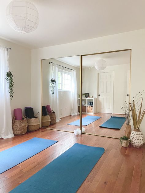 Sala Zen, Gym Room Ideas, Fitness Corner, Home Office And Gym, Pilates Room, Mini Home Gym, Corner Building, Home Dance Studio, Home Yoga Room