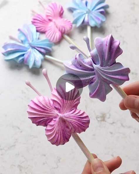 #fairyparty #butterflies #girlsparty Butterfly Marshmallow Pops, Butterfly Dessert Ideas, Meringue Butterfly, Butterfly Cupcakes Ideas, Butterfly Cake Pops, Meringue Ideas, Cinderella Baby Shower, Meringue Pops, Butterfly Cupcakes