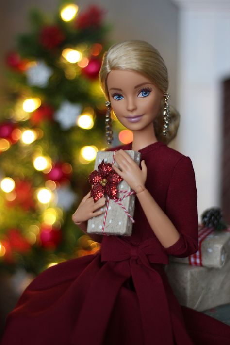 Christmas Barbie Dolls, Barbie Tumblr, Barbie Christmas, Barbies Pics, Barbie Sets, Barbie Diorama, Barbie Fashionista Dolls, Christmas Barbie, Barbie Barbie