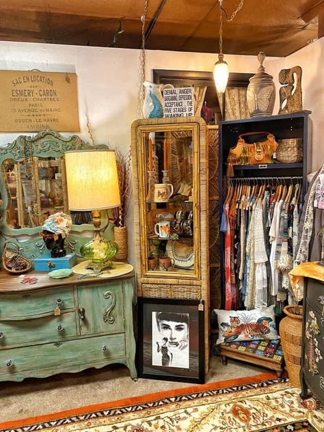 Boho Booth Display Flea Markets, Diy Dressing Room Boutique, Antique Shop Booth Display Ideas, Boho Antique Booth, Resale Boutique Ideas, Vintage Clothing Shop Display, Thrift Shop Design Ideas, Small Vintage Shop, Vintage Clothing Display Ideas