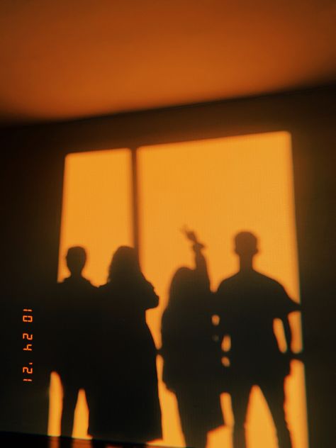 shadows + friends + light Friends Silhouette Photography, Shadow Friends Aesthetic, Group Shadow Pic, Friends Shadow Aesthetic, Choreography Inspiration, Friends Shadow, Friends Silhouette, Shadows Aesthetic, Playlist Art