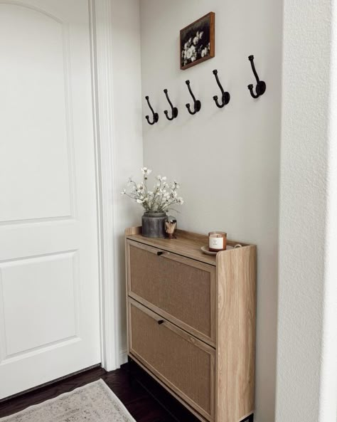 19 Insanely Beautiful Entryway Decor Ideas 23 Coat Hooks Small Space, Foyer Decorating Apartment, Entryway Decor Small Shoe Storage, Entryway Ideas Apartment Entrance, Small Hallway Drop Zone, Apartment Mudroom Entry Ways, Hallway Small Apartment, Tiny Entry Way Decor, Apartment Foyer Design Small Spaces