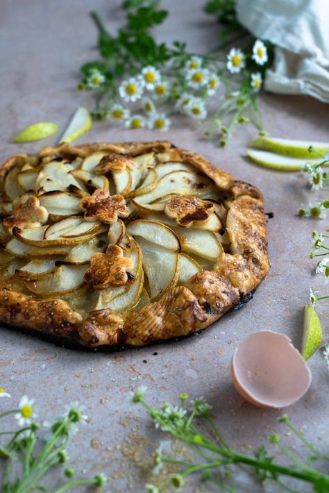 Pear and Blue Cheese Galette - Leisure Fan Club Blue Cheese And Pear, Pear Blue Cheese, Pear And Blue Cheese, Blue Cheese Tart, Cheese Galette, Pear Galette, Apples And Pumpkins, Pear Pie, Cheese Pastry